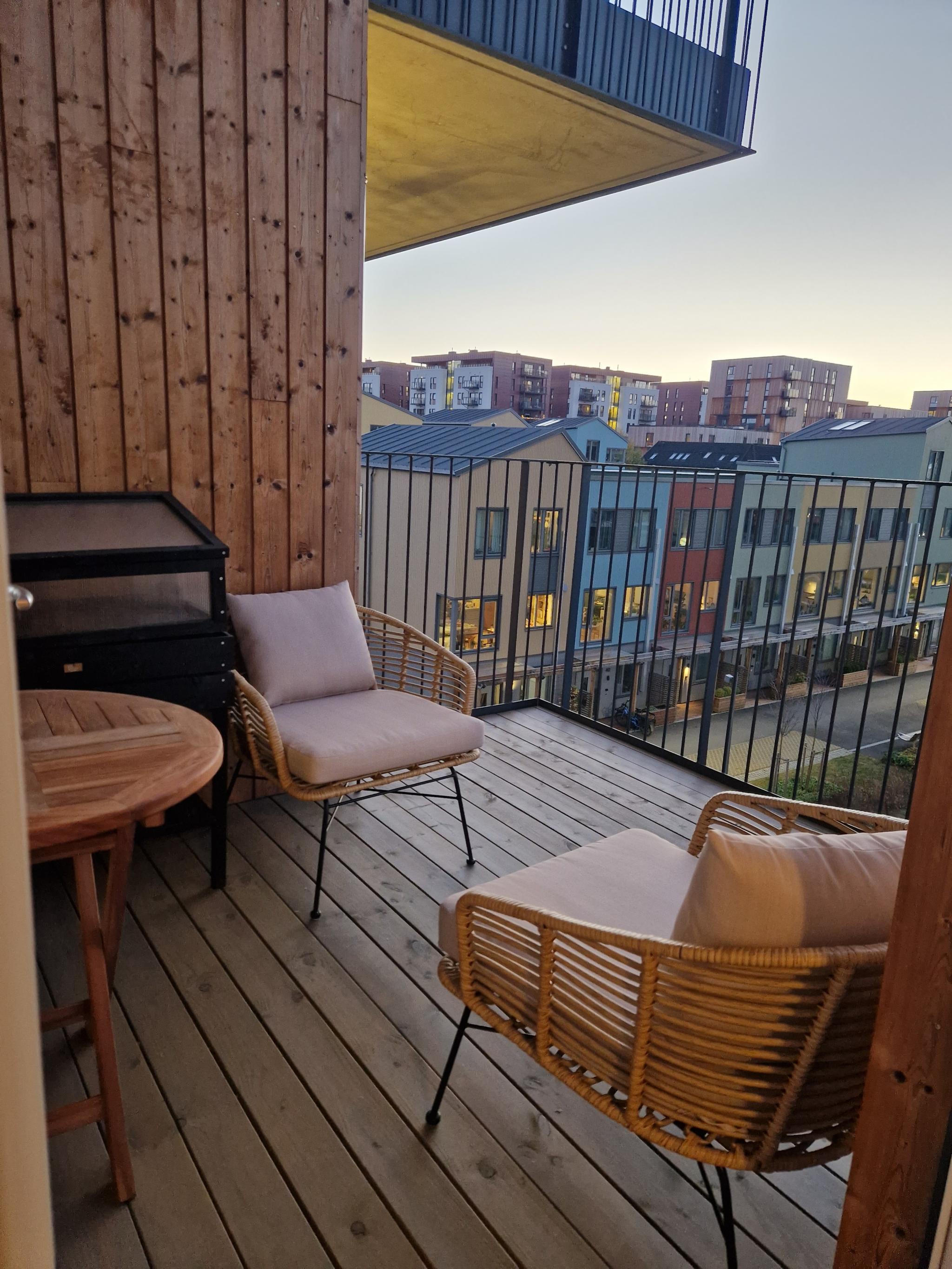 Balkong på 7,5 m2, med utemøbler og minidrivhus tilgjengelig

