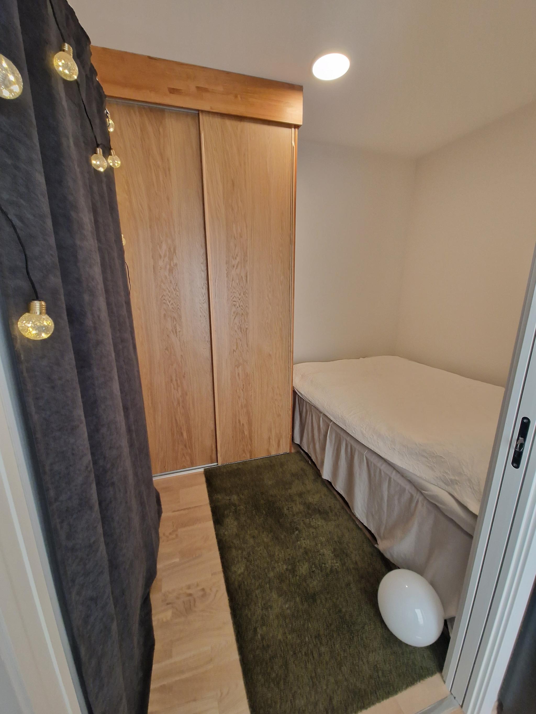 Soverom med skyvedørsgarderobe  (speil på den ene døra nå) og Svane kontinental-dobbeltseng (150x200 cm)