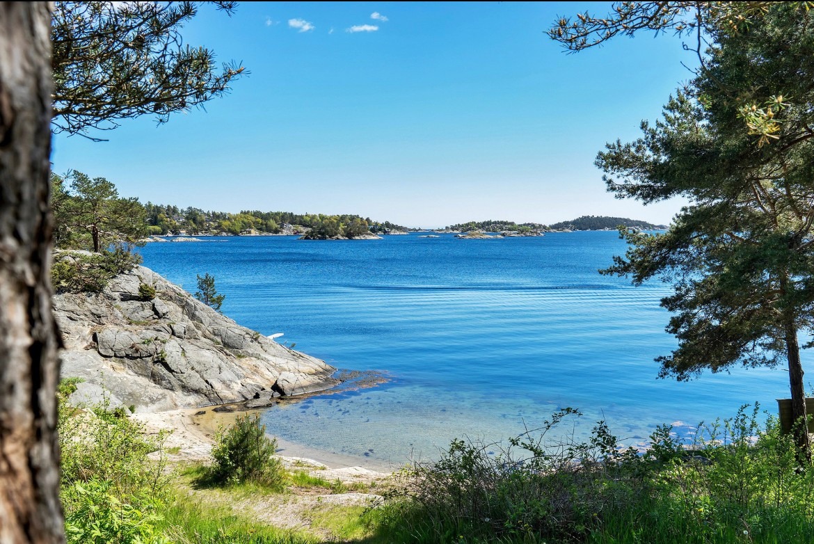 Badestrand med stupebrett er knappe to minutter å gå til