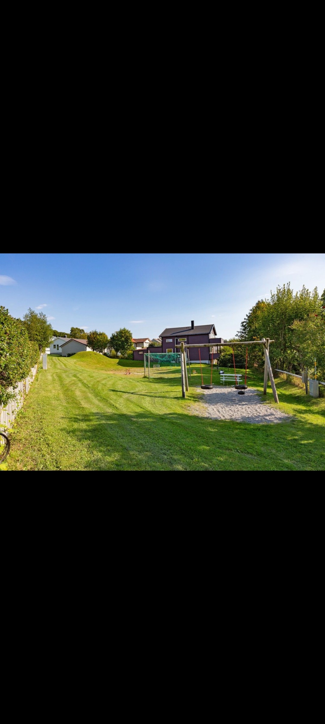 Lekeplass på baksiden av huset