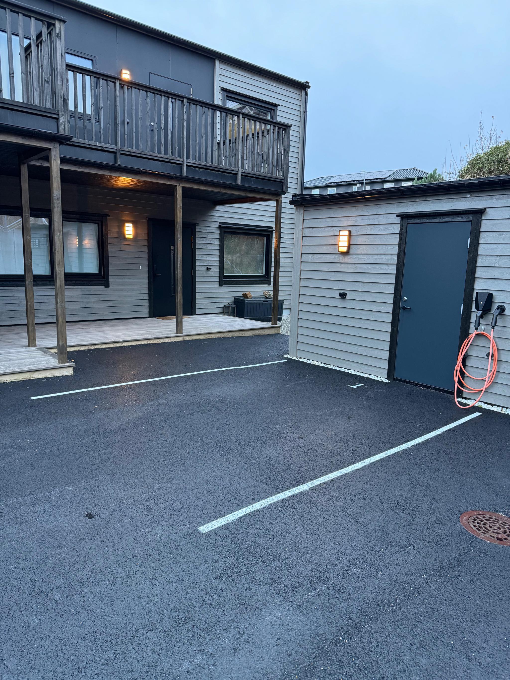 Parkering med elblilader og bod. 