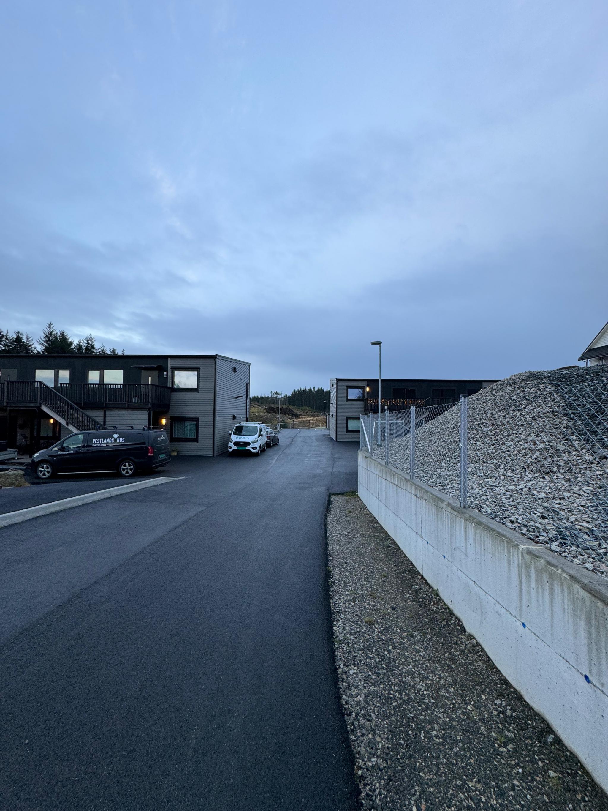 Innkjørsel til området