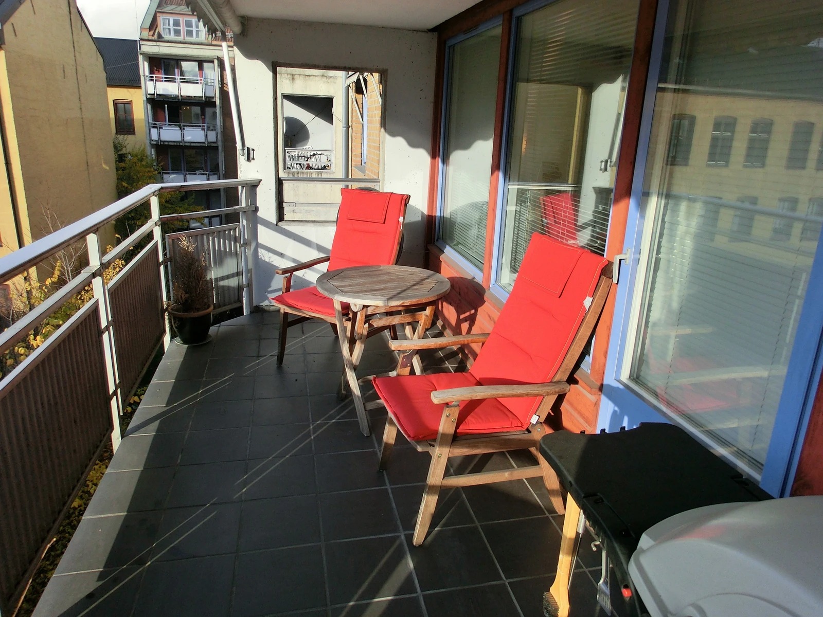 Stor koselig vestvendt balkong med sol til sent på kveld.