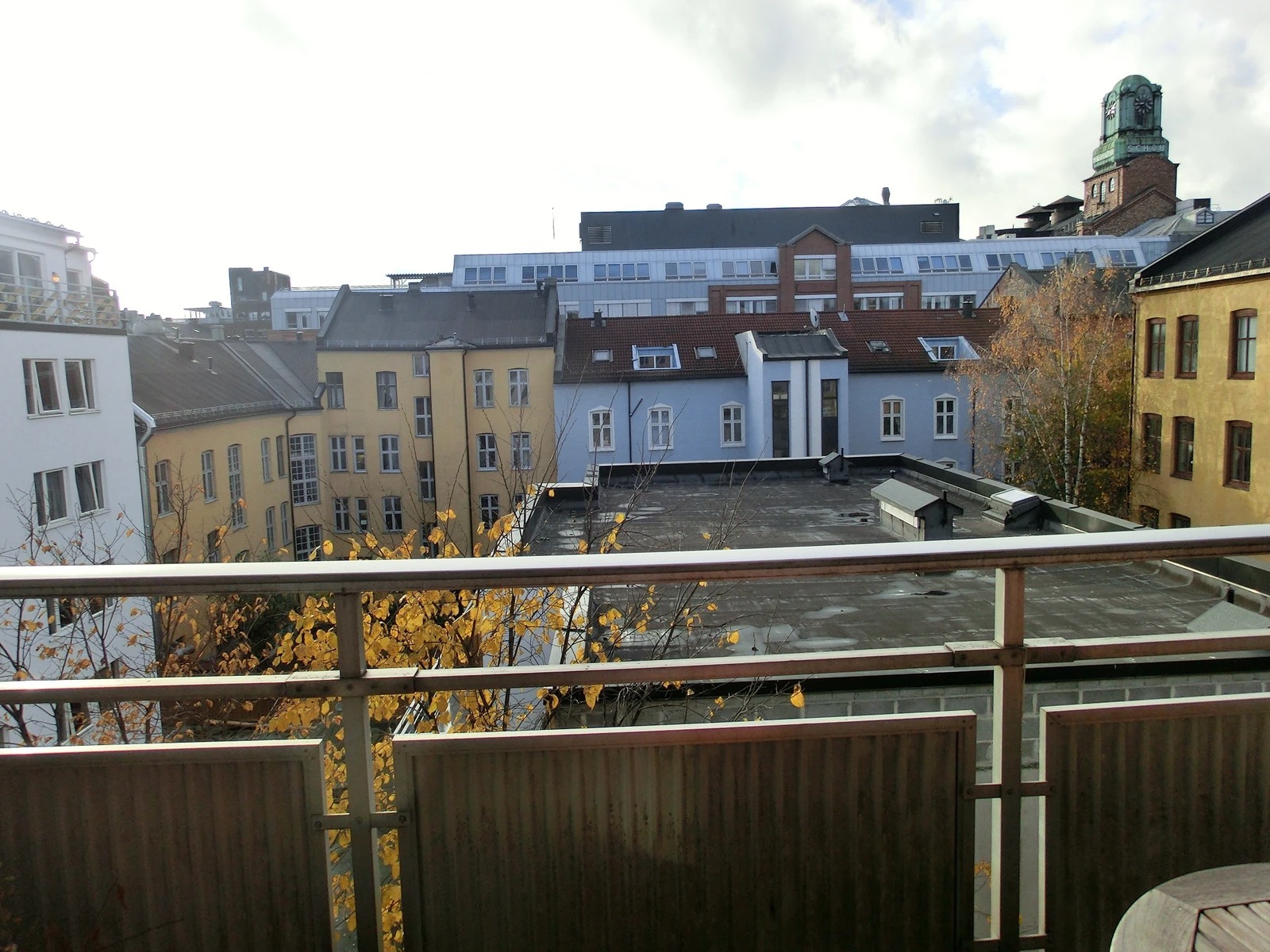 Utsikten til Schous fra balkongen. Skjermet med flott bakgård