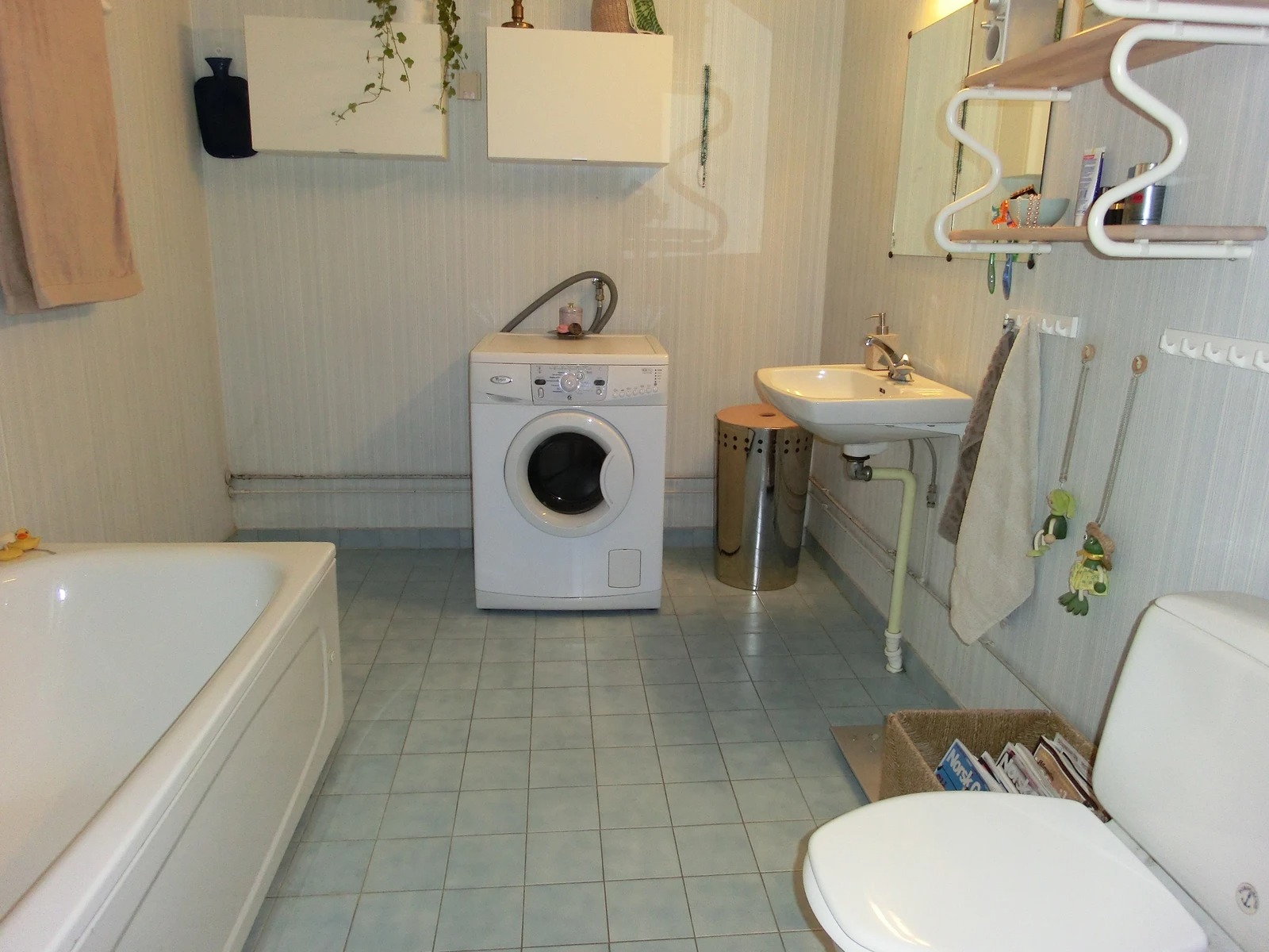 Bad. Badekaret er tatt ut og er nå erstattet med dusjkabinett. Noen av flisene på badegulvet har noe skade.