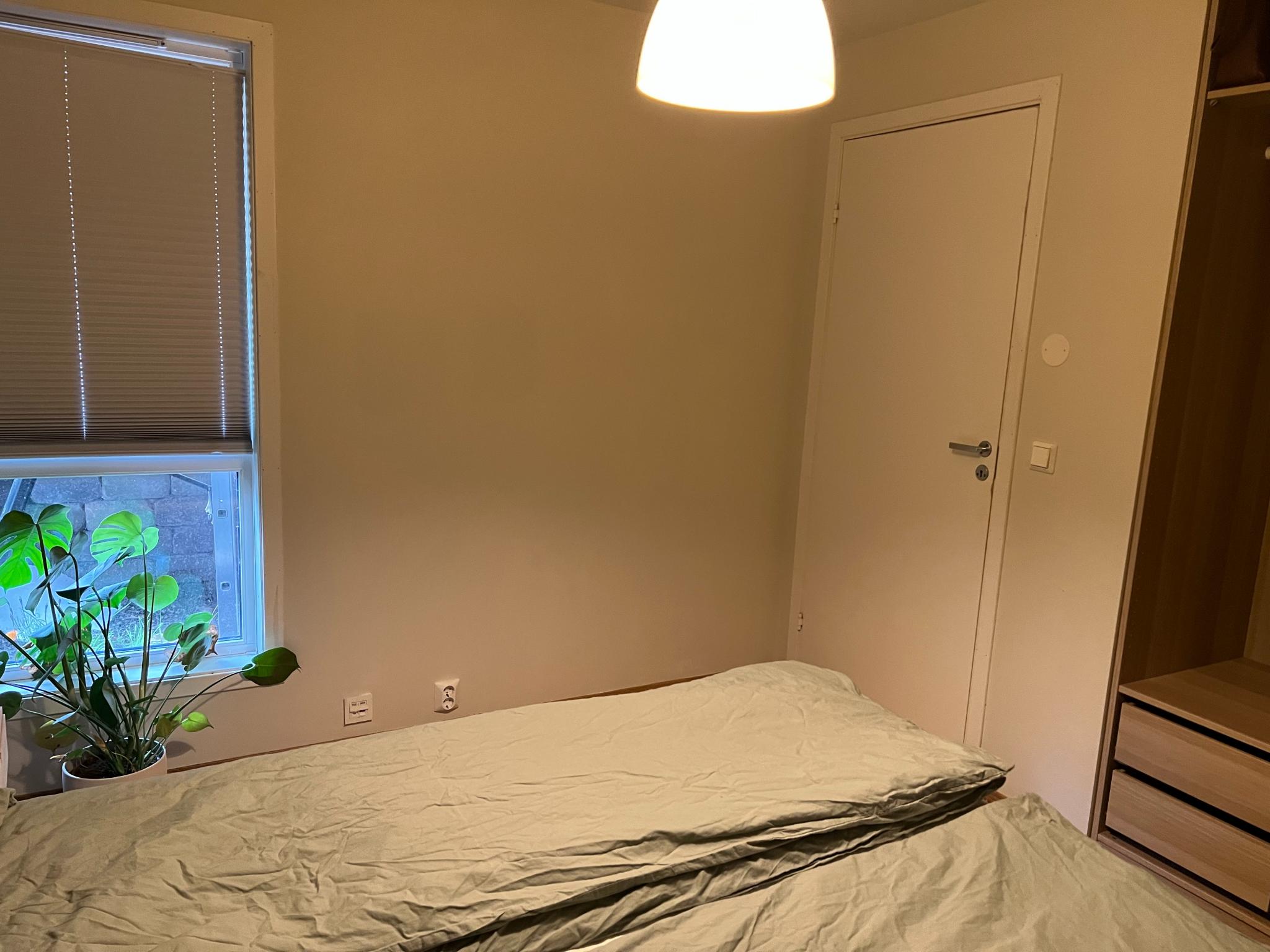 Soverom med stort vindu ut