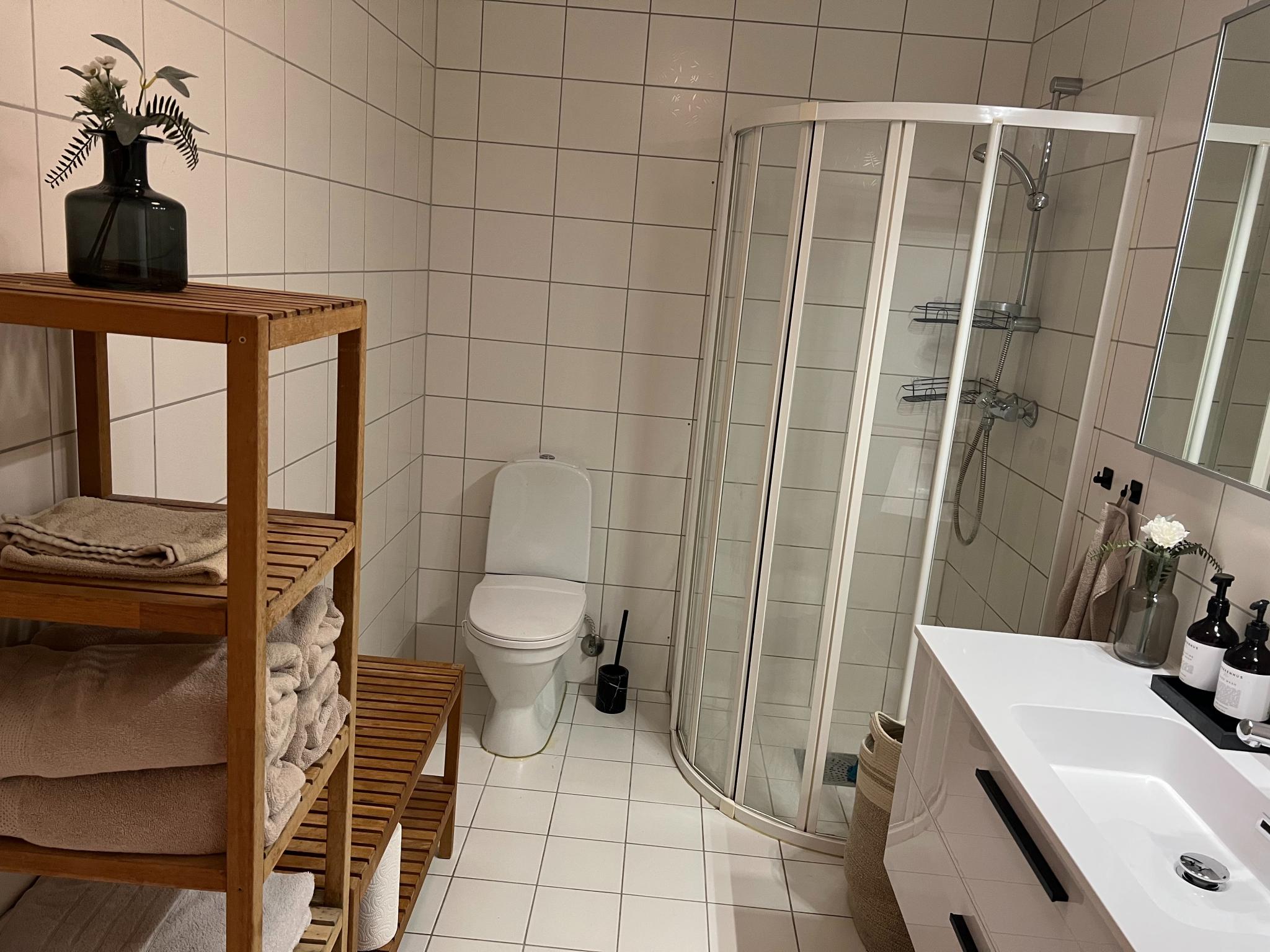 Oppbevaringsmøbler med håndklær og plass til annet.