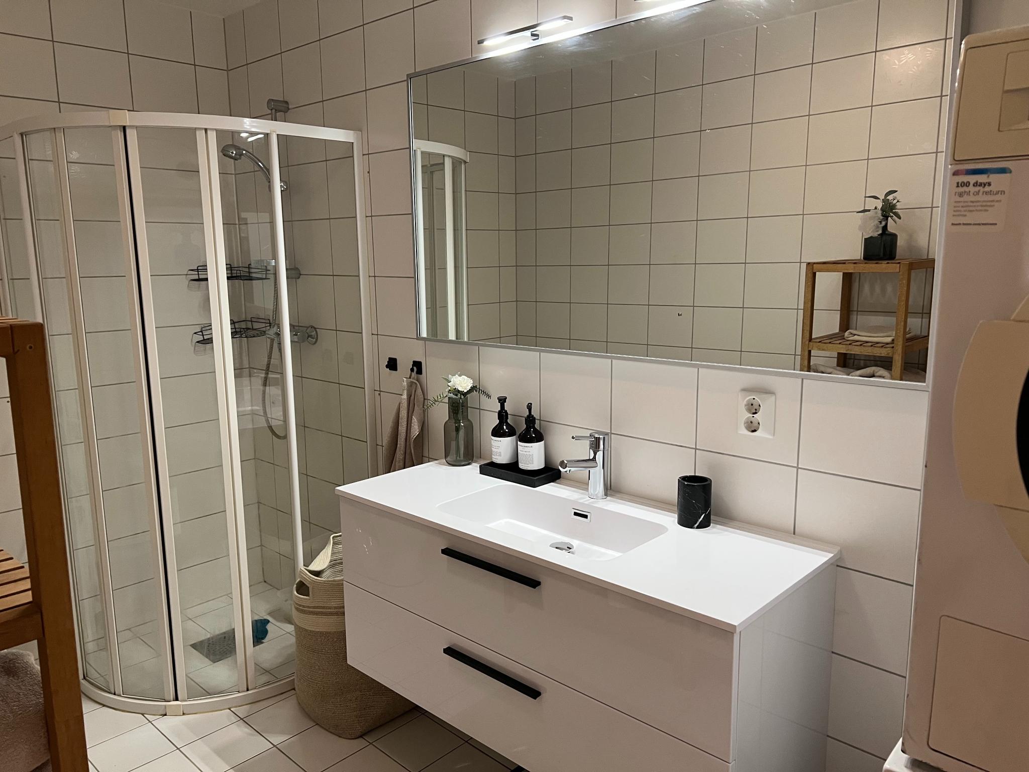 Stort og moderne bad med ny innredning og stort speil. God plass i skuffene