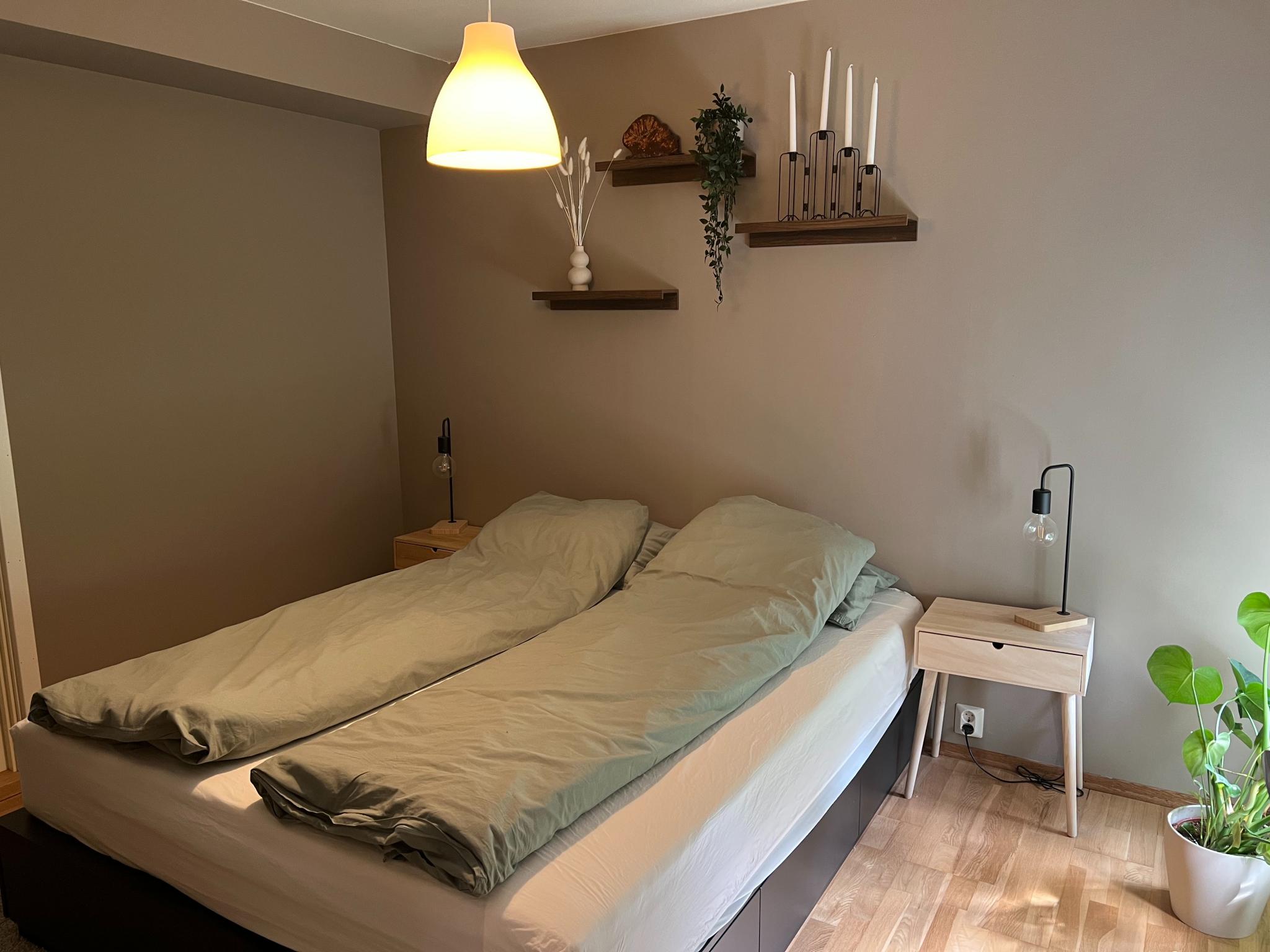 Stort romslig soverom med dobbeltseng.