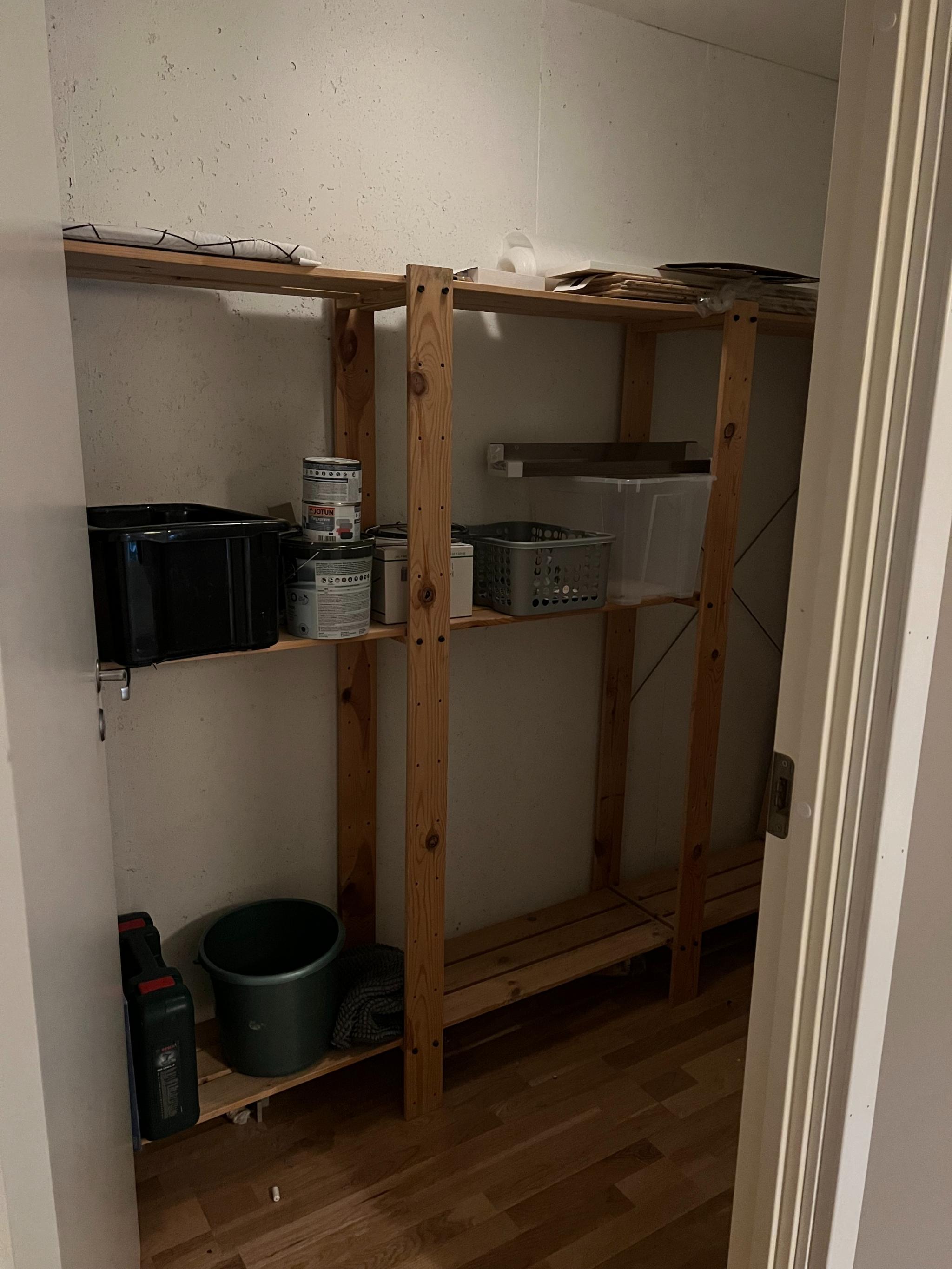 Hyller i inneboden for oppbevaring