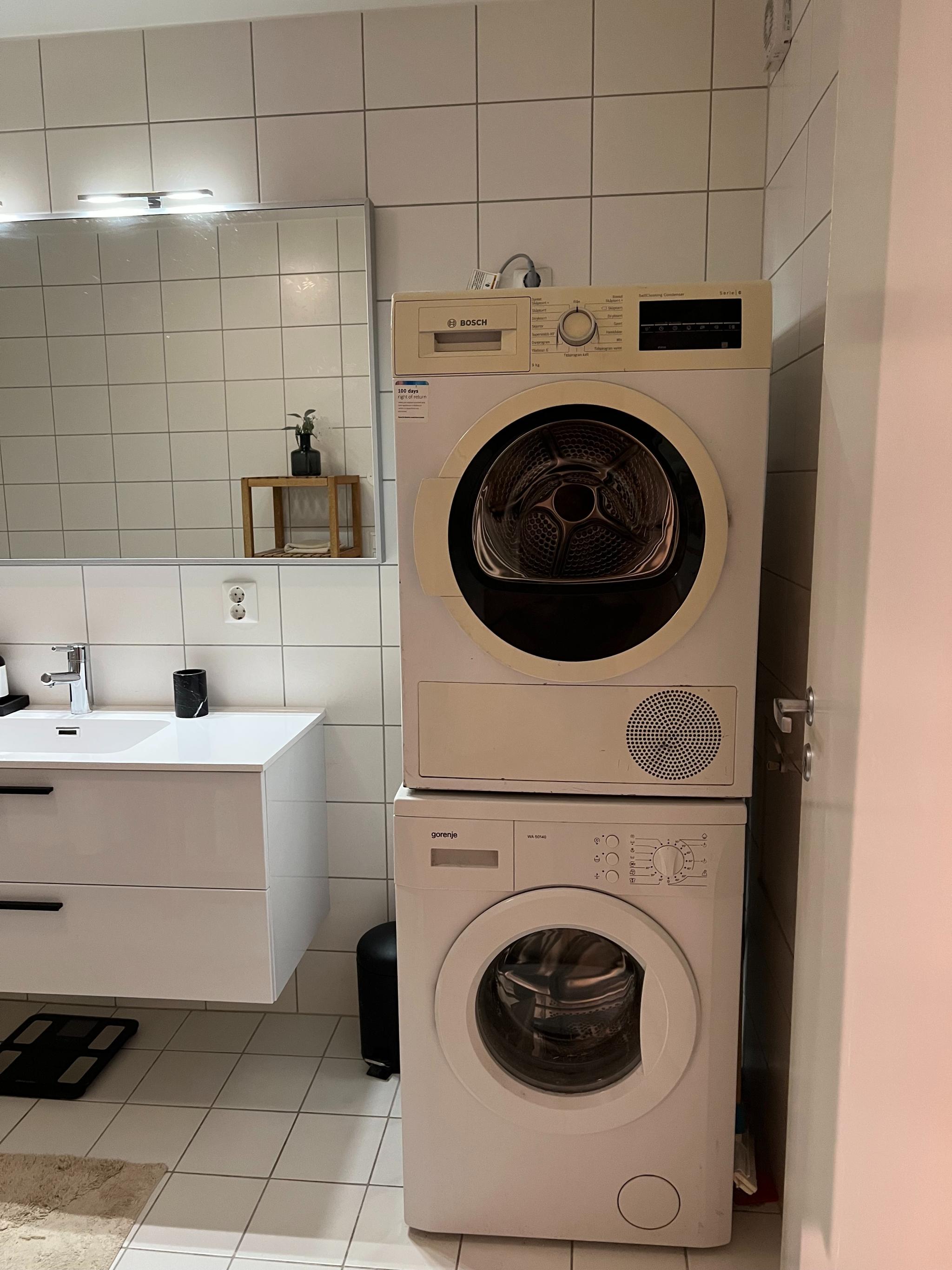 Vaskesøyle med vaskemaskin og tørketrommel