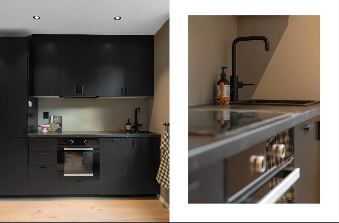 Kjøkken med stort kjøleskap, frys, oppvaskmaskin, ovn med koketopp