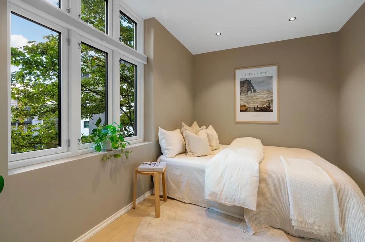 Soverom nr.1 med 1.50 seng og store klesskap.