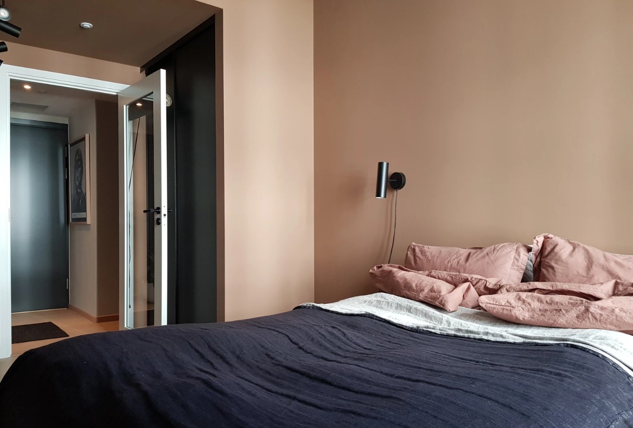 Hovedsoverom sett fra innside mot gang.  Nattbord og nattbordslamper kan følge om ønskelig. 