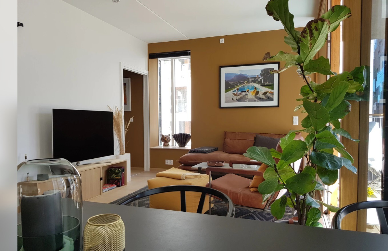 Stuerom sett fra kjøkkenkroken. Vinduet til venstre er i et dypt karnapp der det er fint å sitte og lese. 
MERK: Møblene følger ikke med
