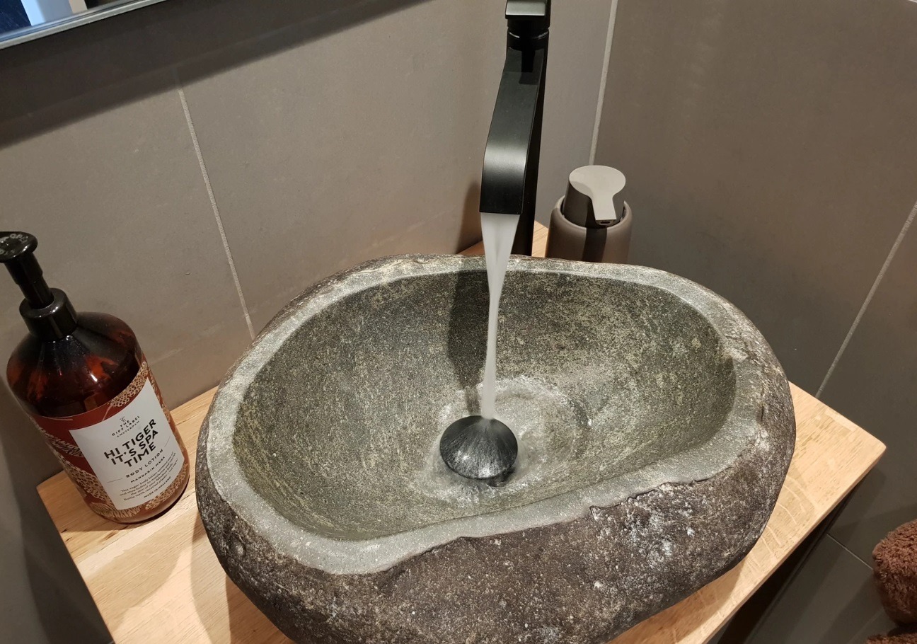 Granittvask gir en eksklusiv atmosfære på badet. 
