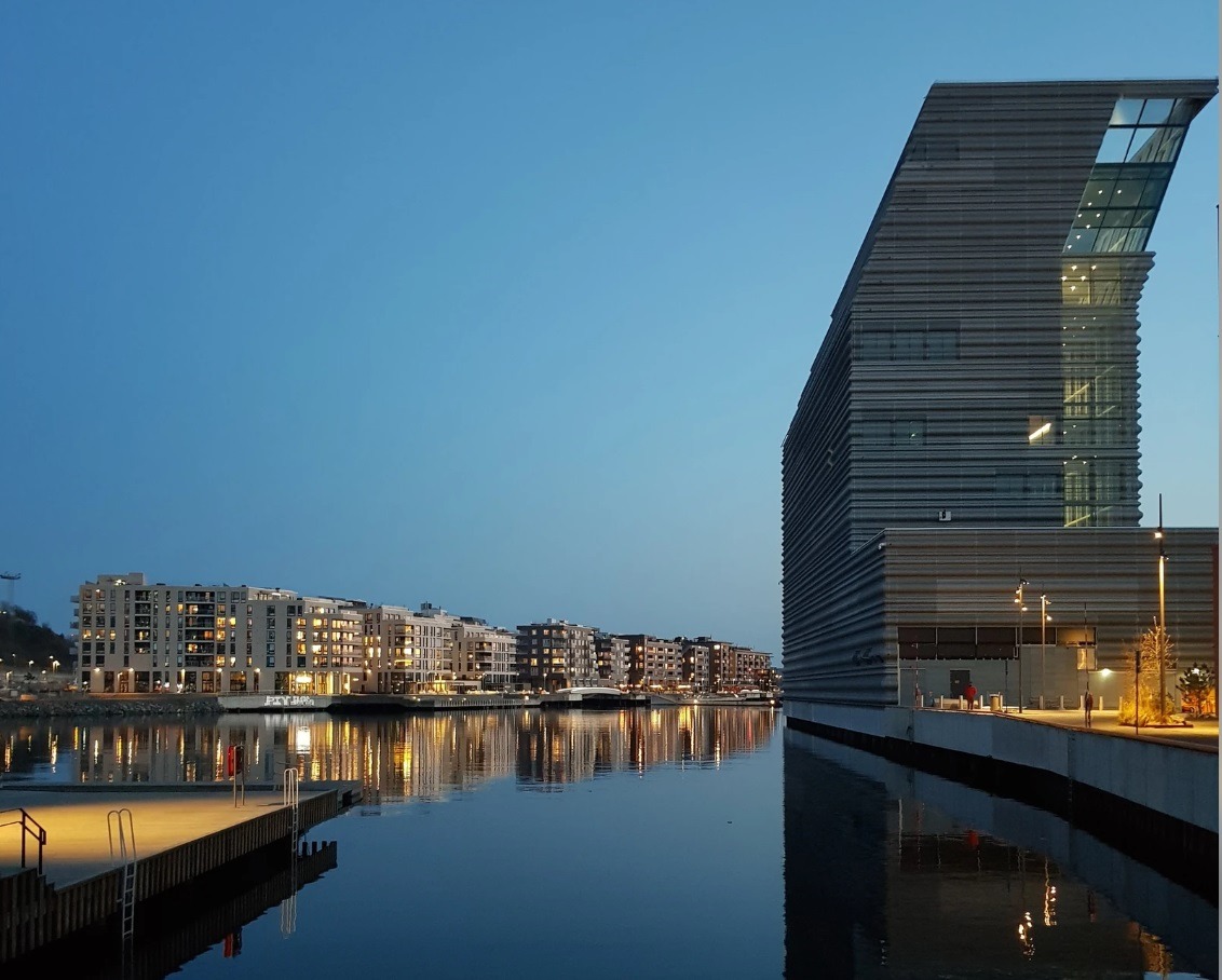 Utsikt kveldstid fra Stasjonsalmenningen (rett utenfor leiligheten) mot Sørenga med Munch-museet til høyre.