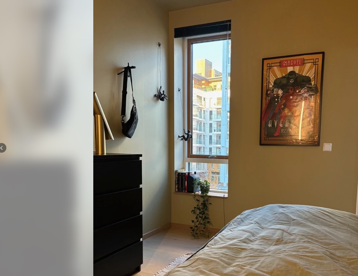 Utsikten fra soverom nr 2/kontor er mot Eufemias Hage. Begge soverommene ligger på samme side av leiligheten.

MERK: Møblene følger ikke med
