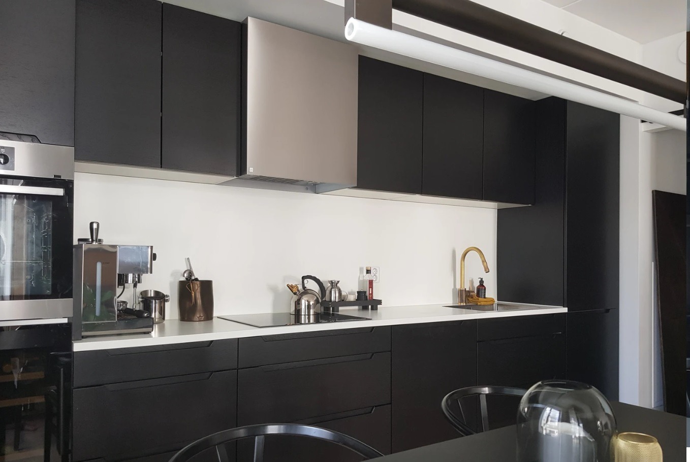 Kjøkkenet har godt med skapplass, alle nødvendige hvitevarer og et vinskap med plass til inntil 28 flasker.