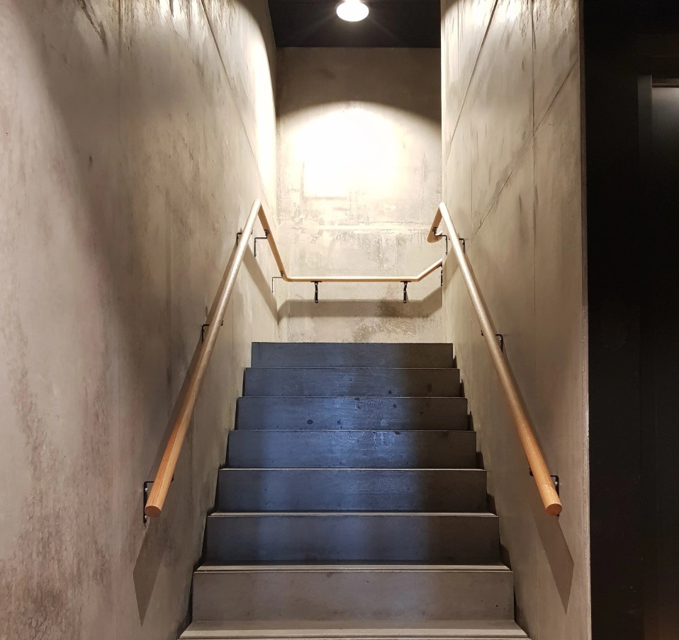 rappeoppgangen inne i bygget. Alt er i solide og moderne materialer, noe som gir et godt førsteinntrykk til besøkende og beboere.