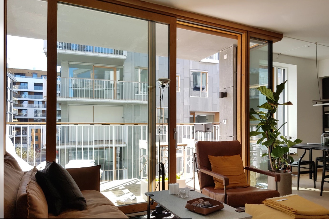 Store vindusflater gir godt lys, samtidig sikres privatlivet av utvendige persienner som kan kjøres ned med knapp fra innsiden.
MERK: Møblene følger ikke med
