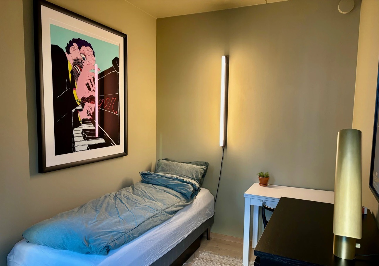 Soverom nr 2/kontor er på 7,5 kvm. På bildet er det en seng med bredde 80 cm. 

MERK: Møblene følger ikke med
