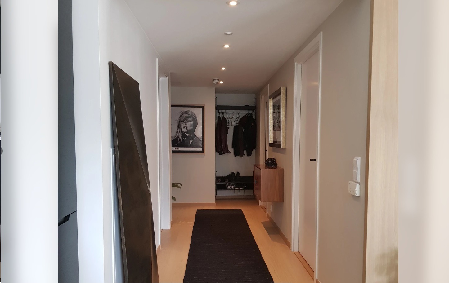 Entreen. Her kan sko- og hattehylle følge med, hengere og veggskapet til høyre. Gangen er bred med en luftig følelse.