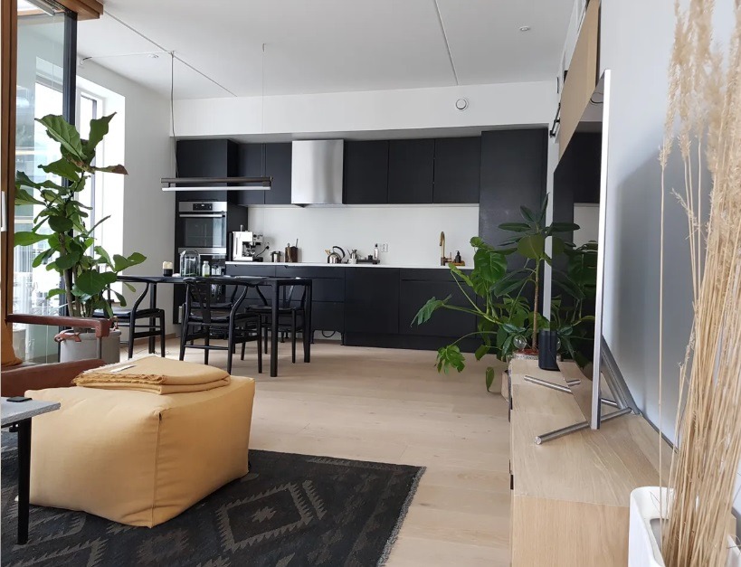 Stue/kjøkkenrom, her ser du kjøkken fra sofakrok. Stuerommet er på ca 27 kvm.

MERK: Møblene på bildene følger ikke med