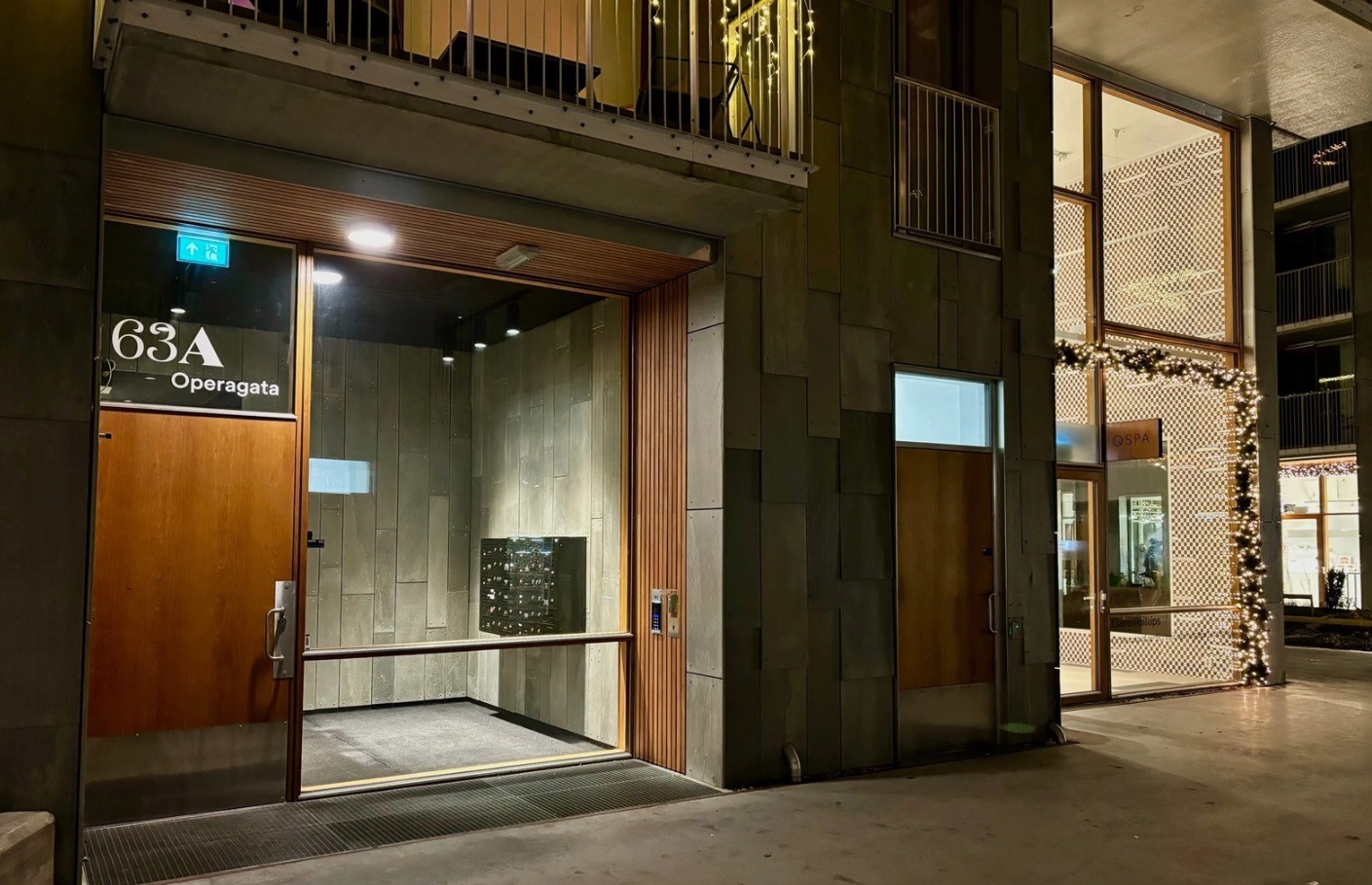 Inngangspartiet til Operagata 63A. Rett til høyre ses Dronning Sonjas kunstgalleri.