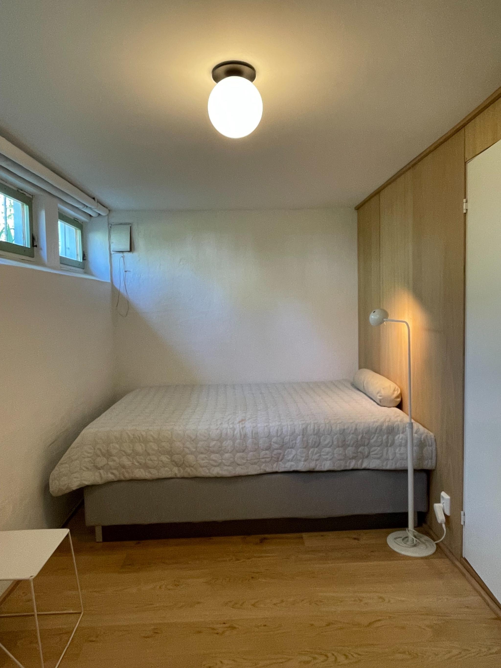 Eget soverom med plass til dobbelseng, garderobeheng og oppbevaringsmøbler.
