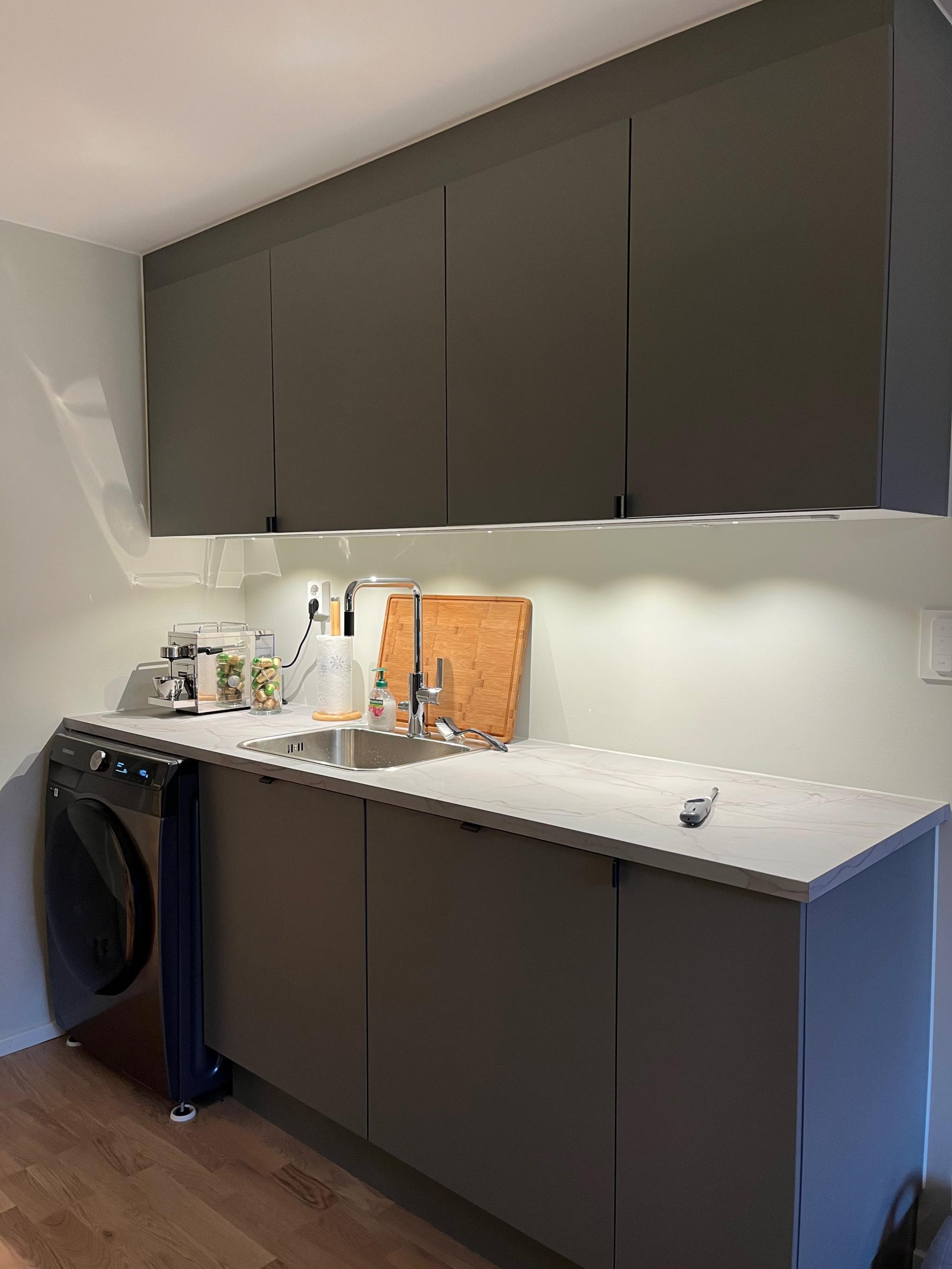 Vaskemaskin med tørketrommel funksjon på kjøkkenet