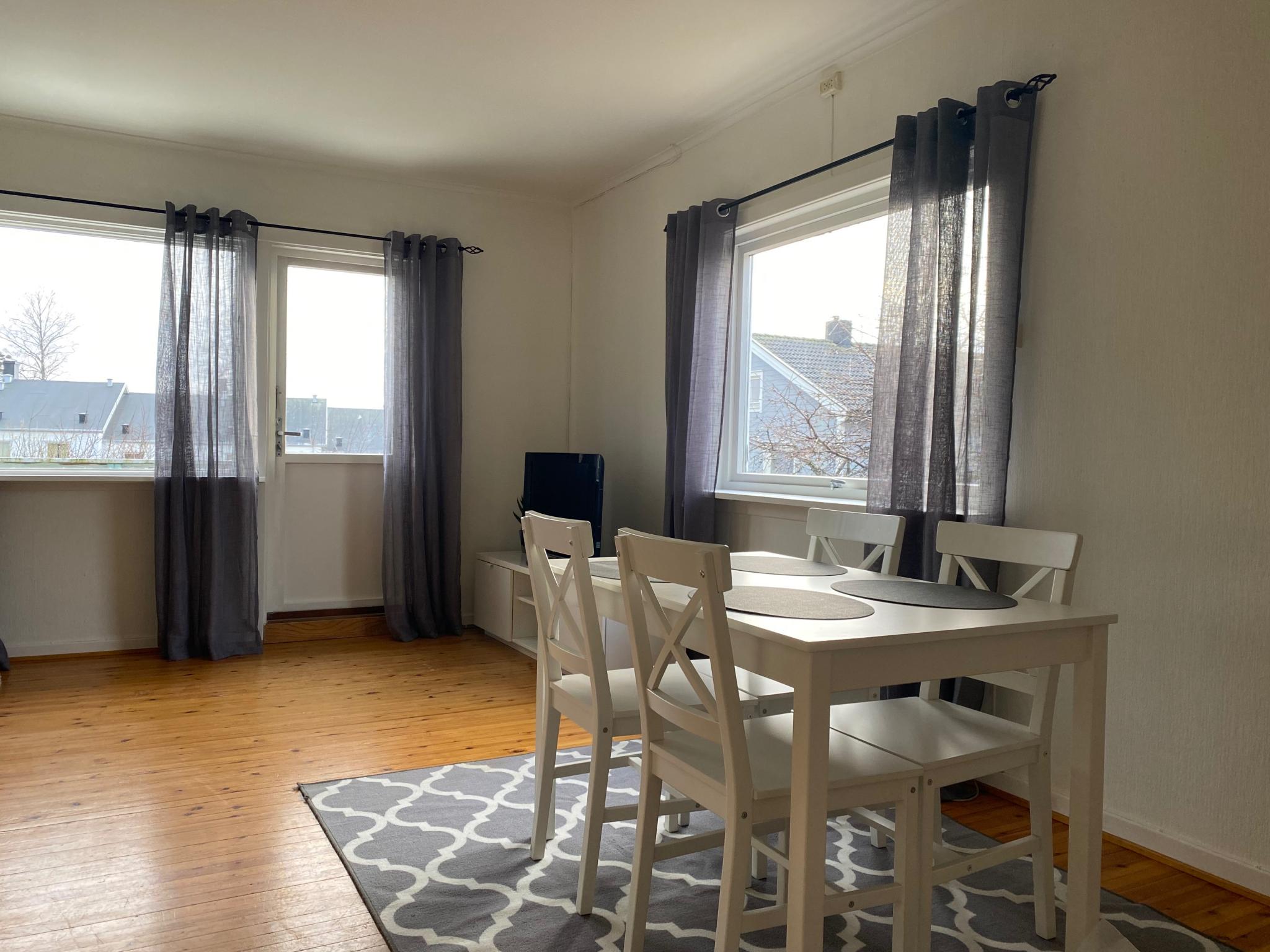 Tv i bakgrunn stemmer ikke. Den er byttet med en ny 55 tommer Samsung. 