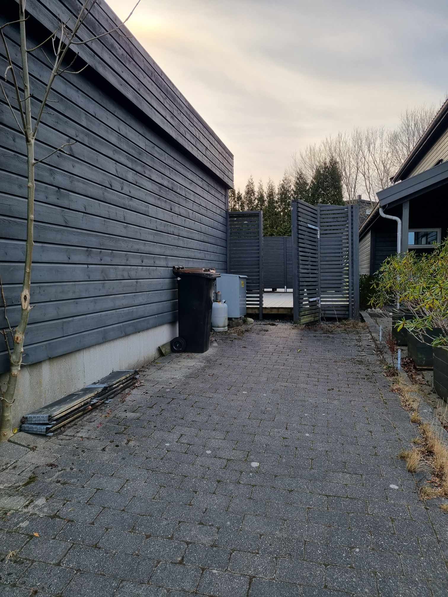 Uteplass, og inngang til hage/terrasse.