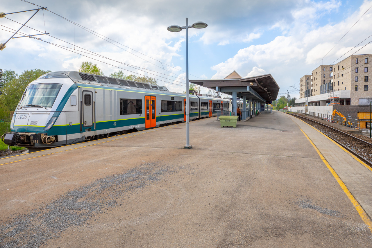 Gangavstand til tog og buss med hyppige avganger til Oslo og Lillestrøm. Kun 25 minutter til Gardermoen