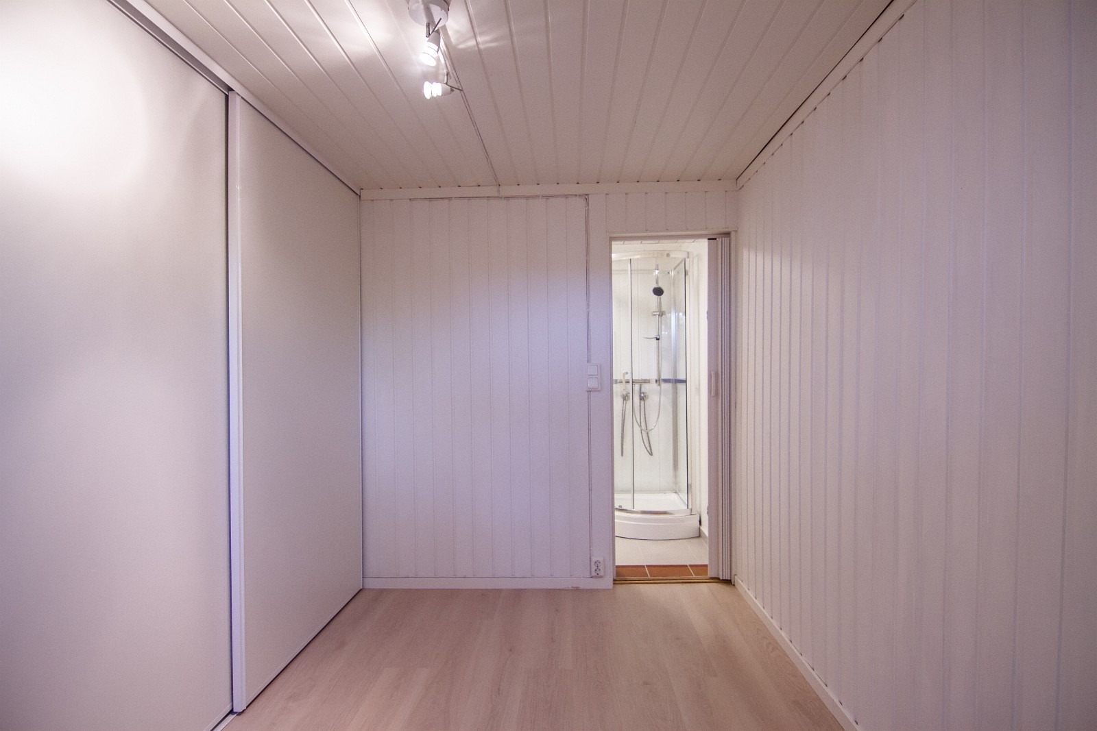 Soverom med stort garderobeskap