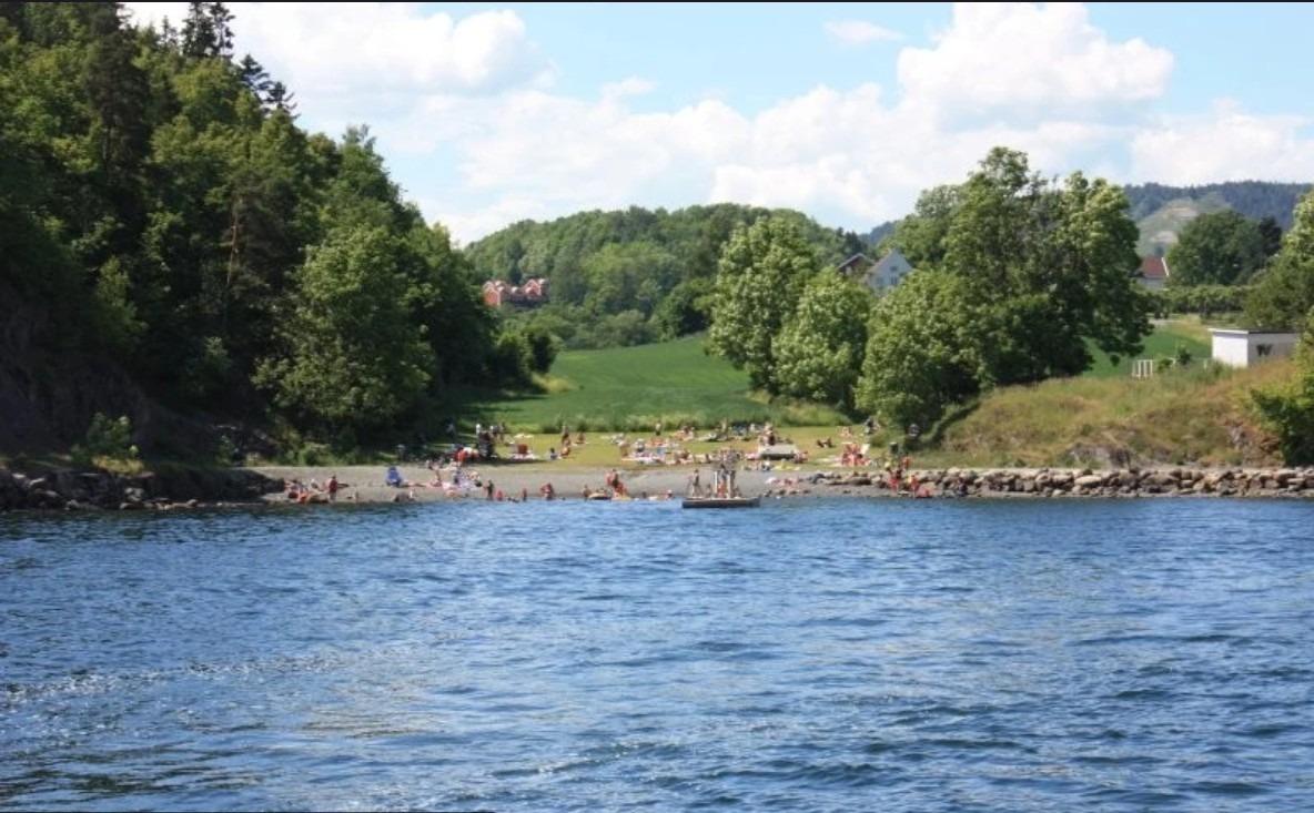 Blakstad badeplass en kort gåtur unna.