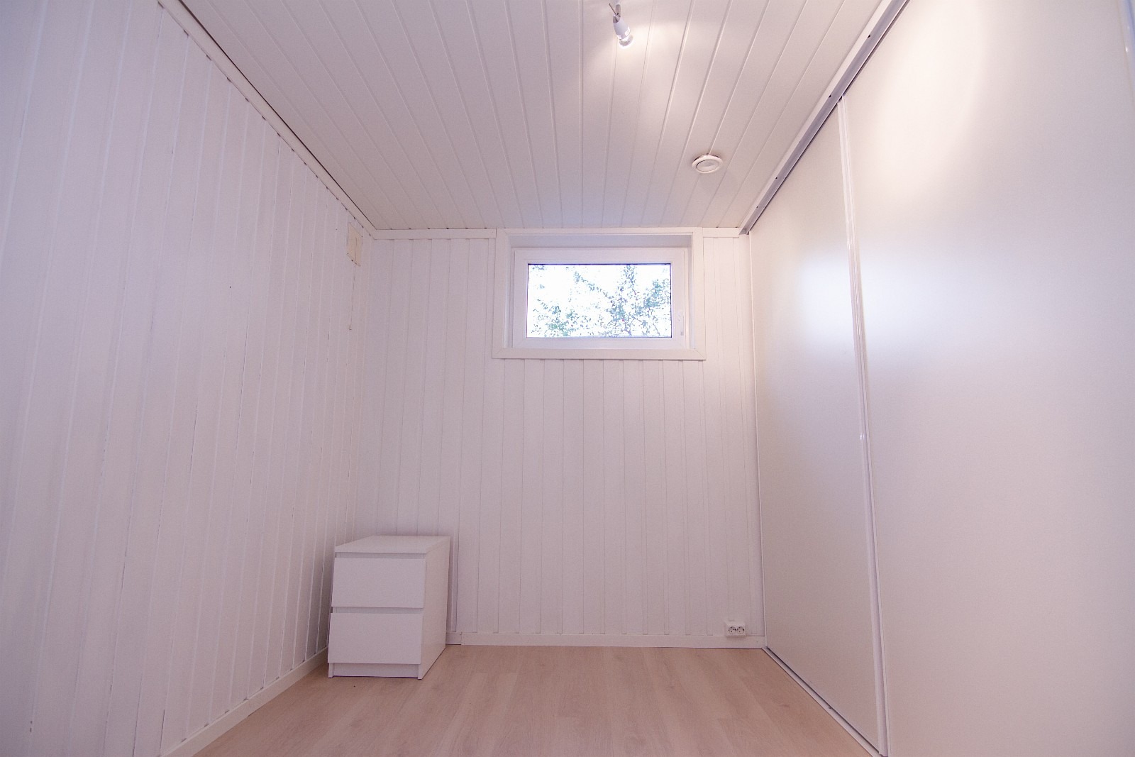 Soverom med stort garderobeskap