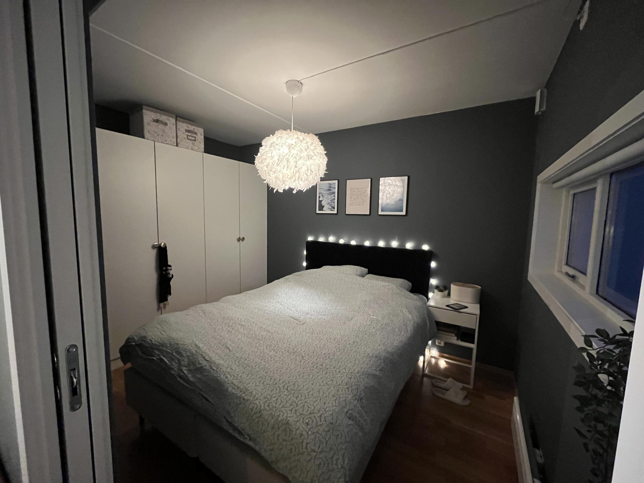 Soverom med garderobeskap og plass til dobbeltseng