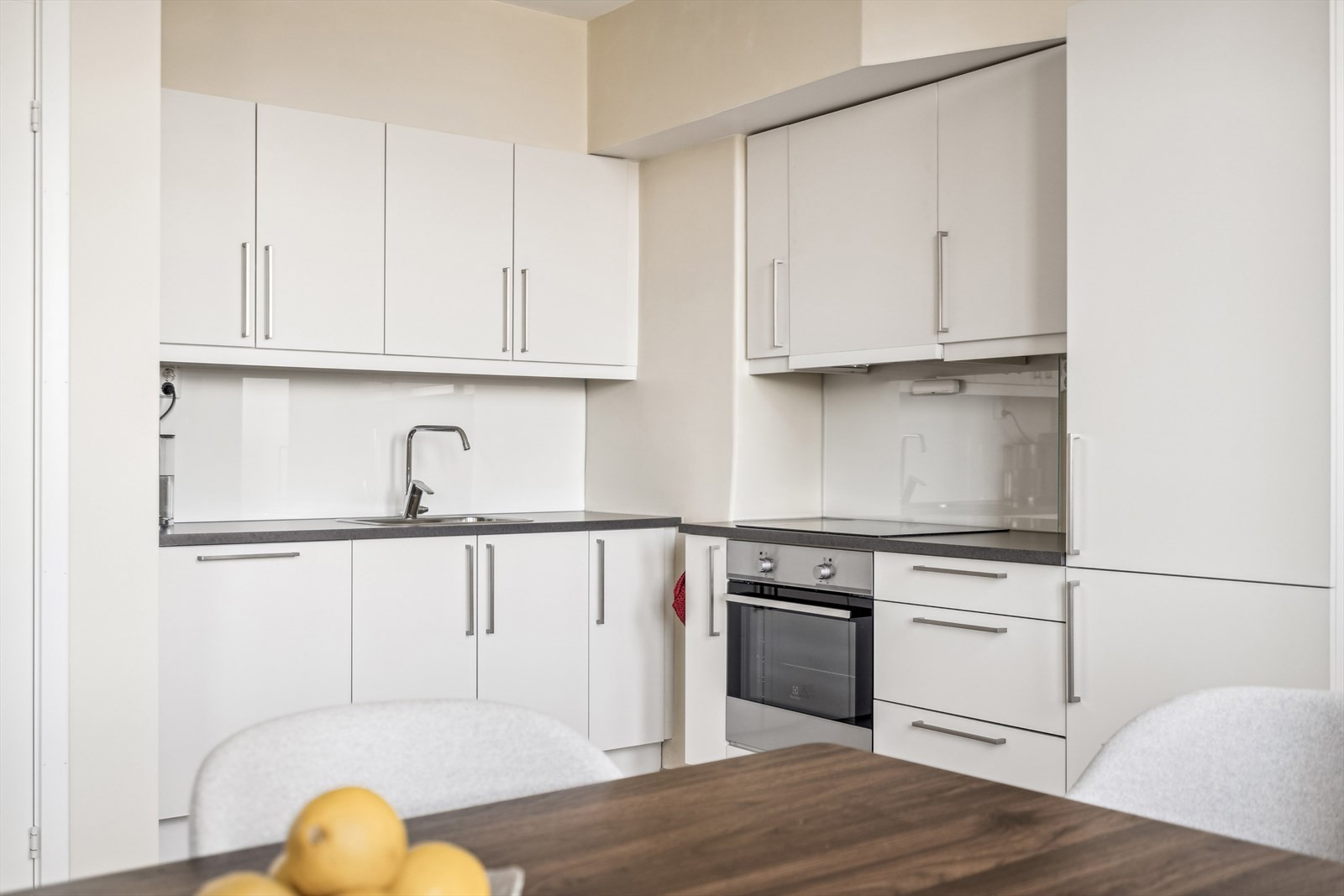 Stort primærrom med stue, spiestue og kjøkken