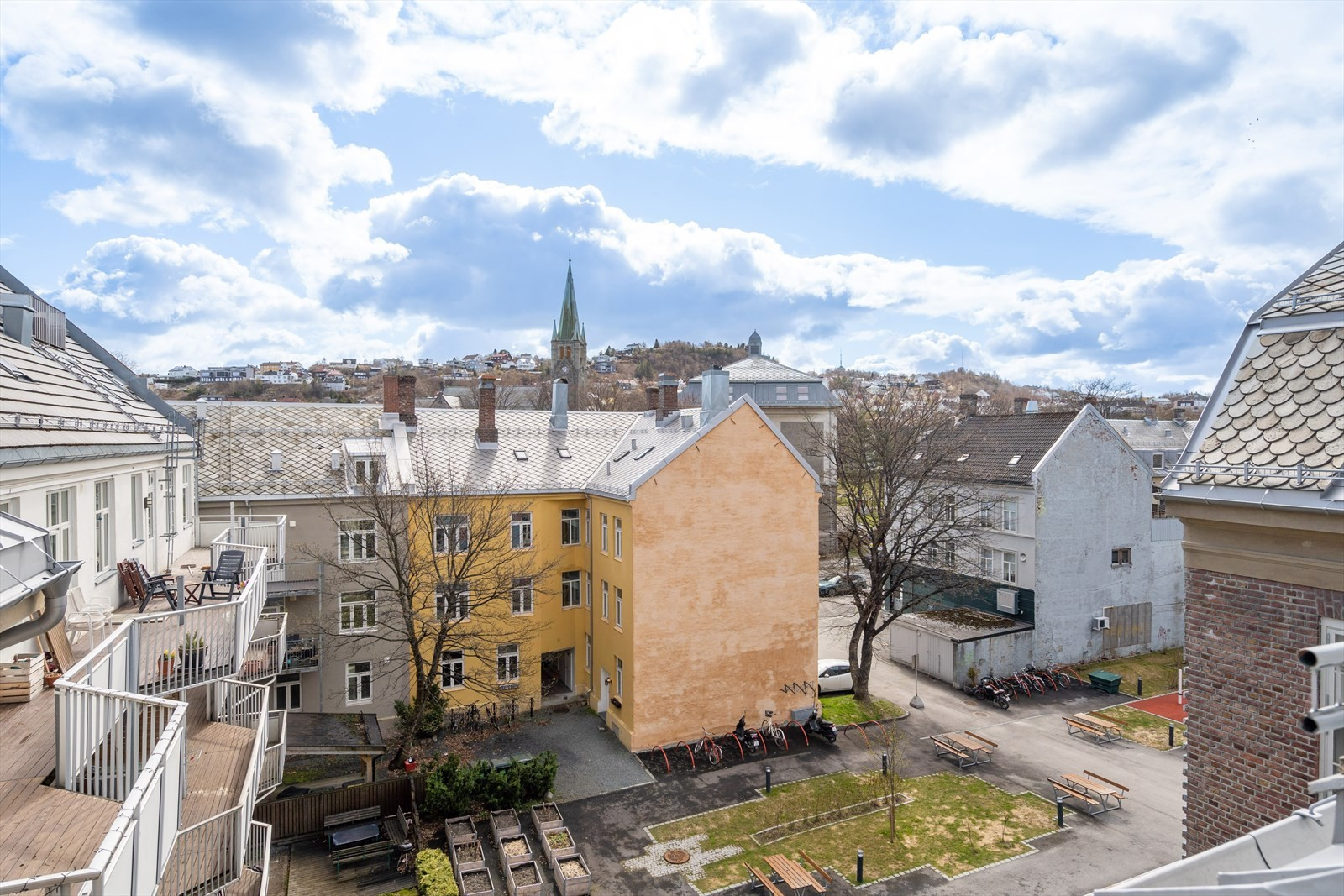Stor og rolig backgård like ved lademoen park