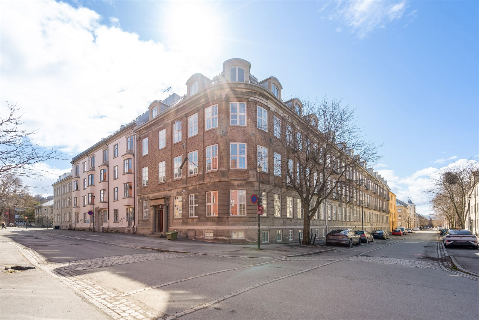 Leiligheten er i 4 etasje på høyre side av bygningen