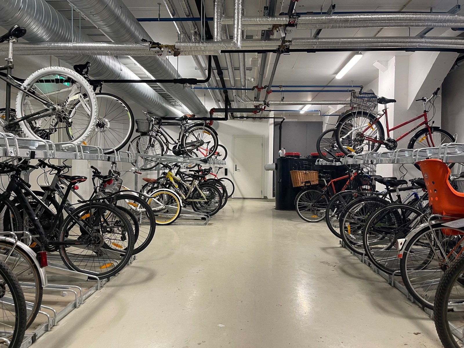Sykkelparkering i kjeller med øko-vennlig sykkelvask