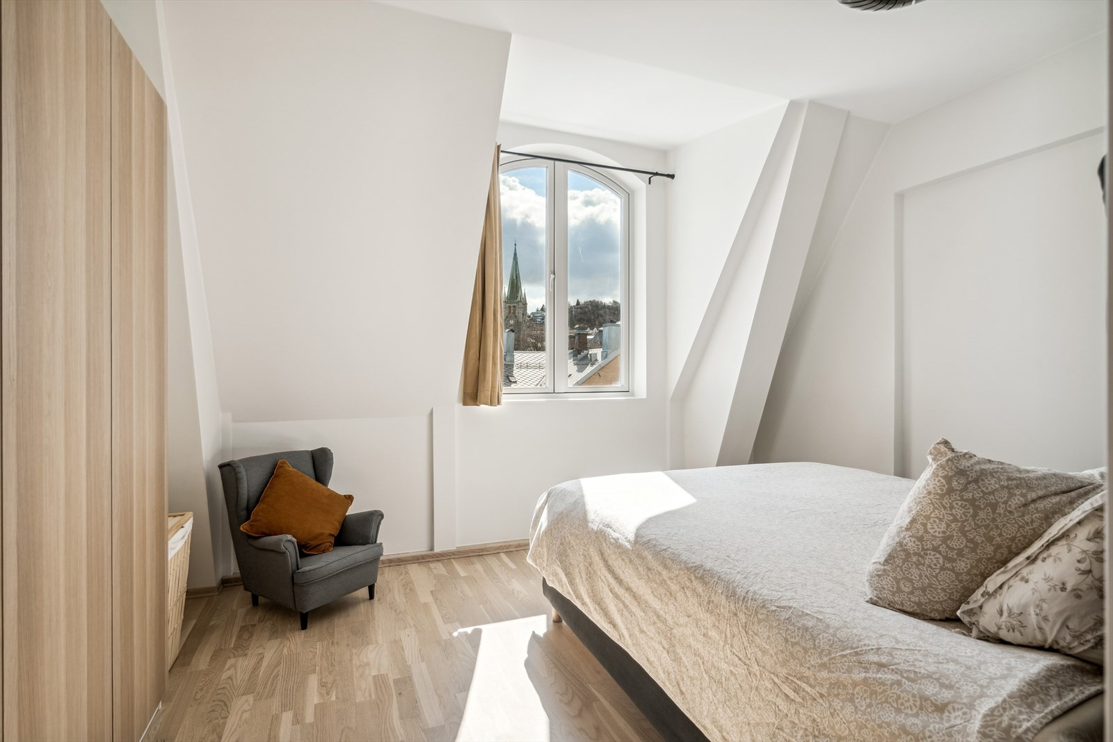 Soverom med utsikt til rolig bakgård