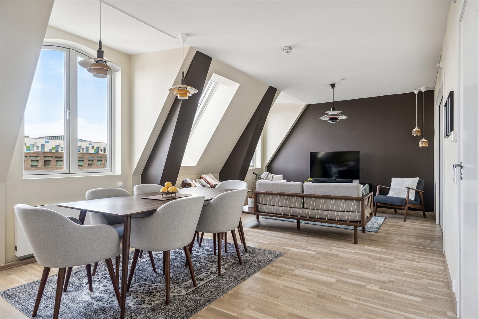 Stort primærrom med stue, spiestue og kjøkken