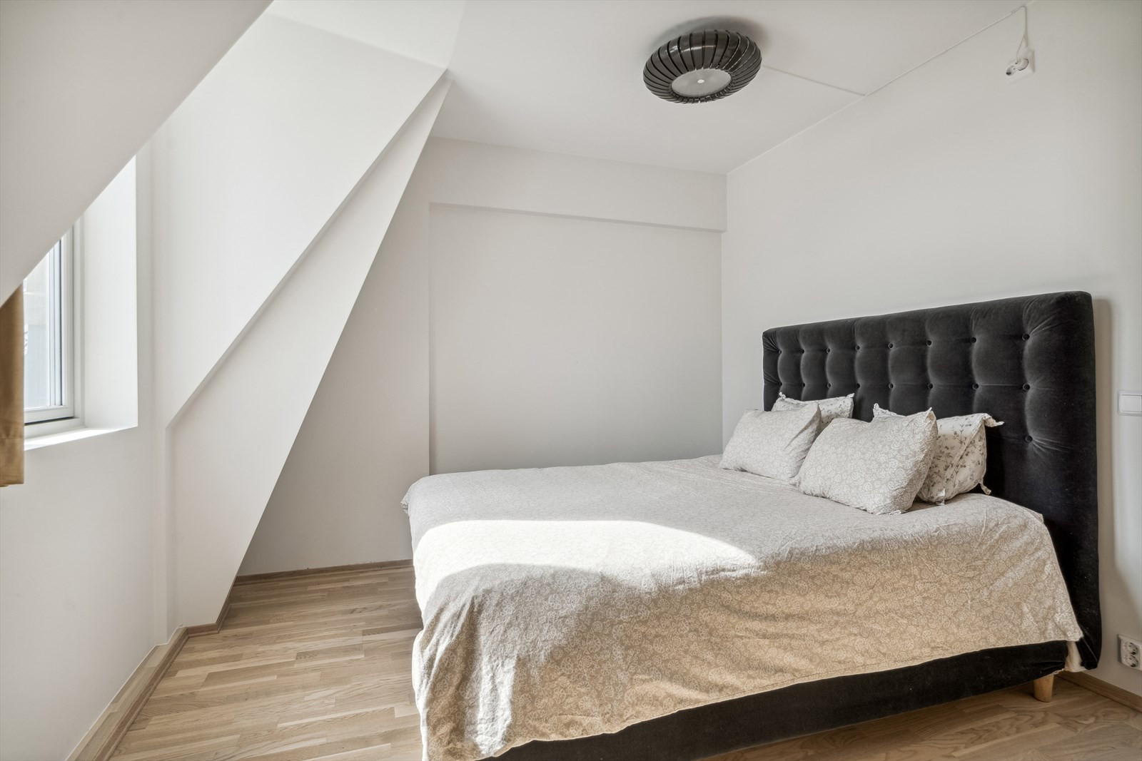 Soverom med utsikt til rolig bakgård