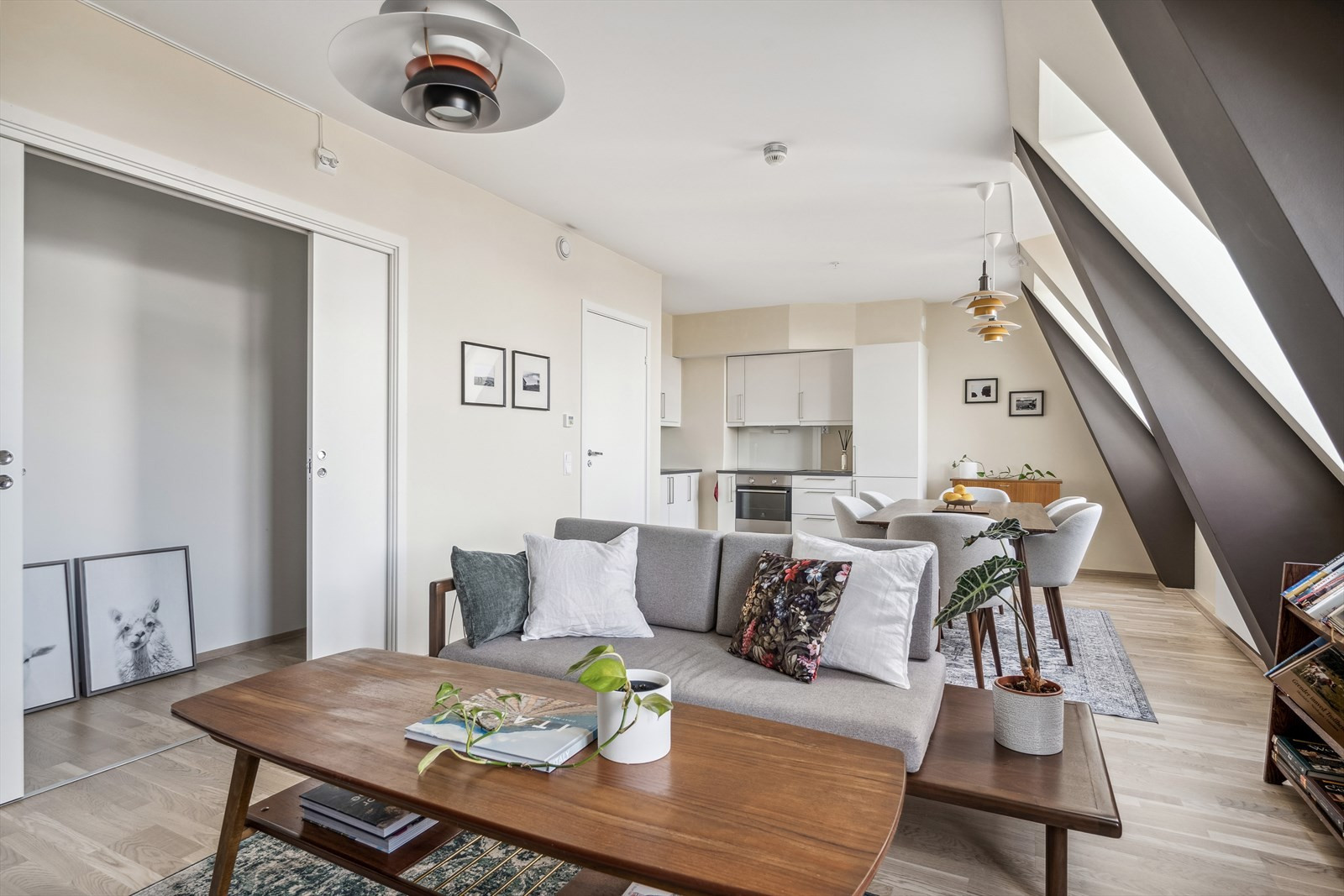 Stort primærrom med stue, spiestue og kjøkken