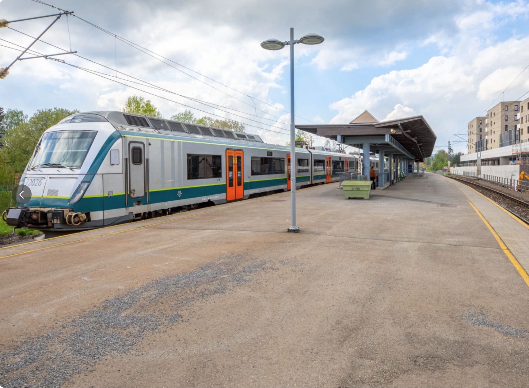 Gangasvstand til tog og buss med hyppige avganger til Oslo og Lillestrøm. Kun 25 minutter til Gardermoen.