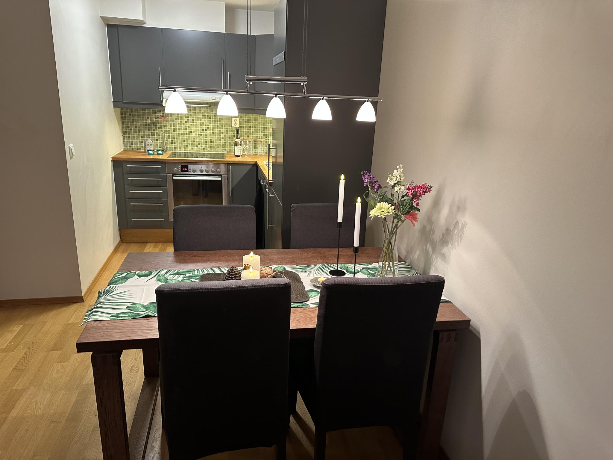 Spisebord og kjøkken 