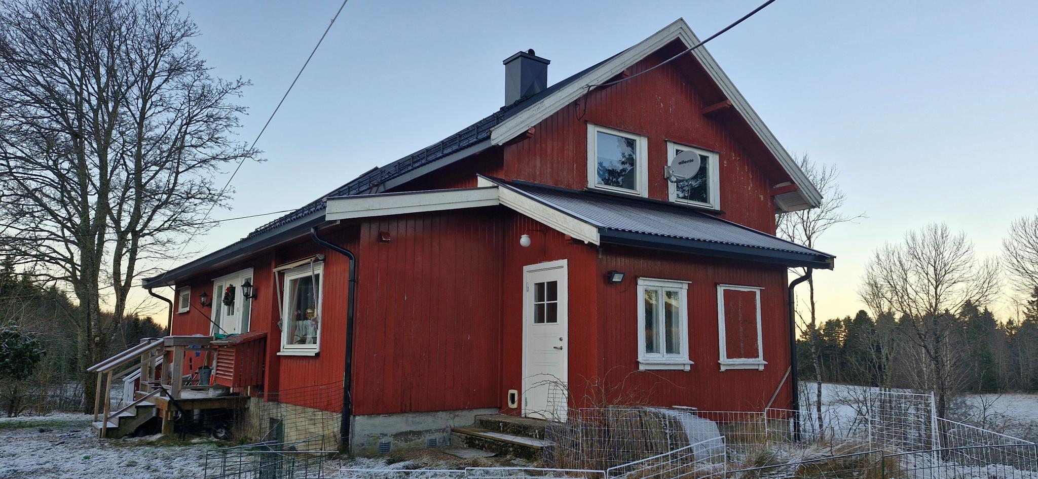 Huset sett fra siden.