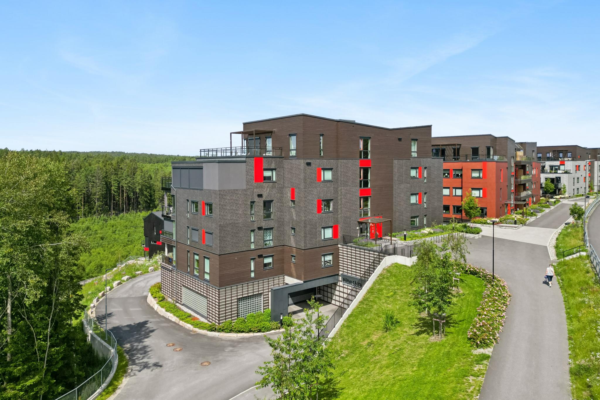Flott nybygg fra 2022 med sentral beliggenhet til kollektivt, Østfoldhallene og marka.